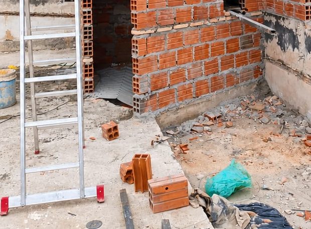 Paredes de ladrillo de una caja de escalera en construcción