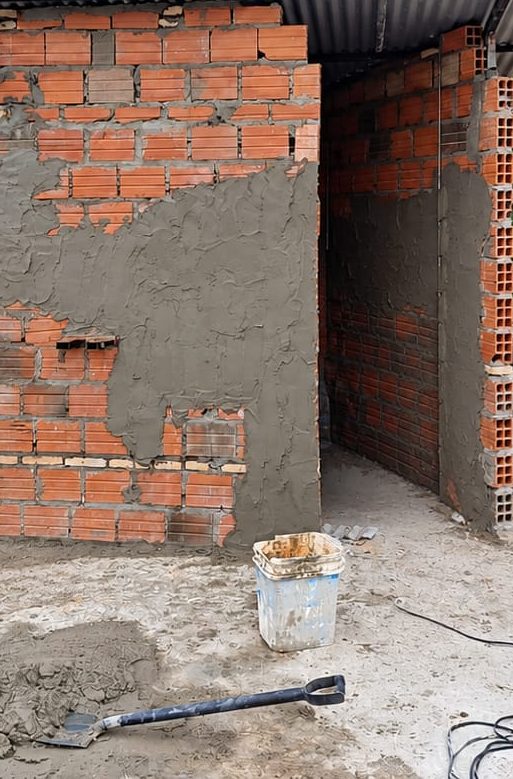 Caja de escalera de ladrillo con parte de las paredes revocadas