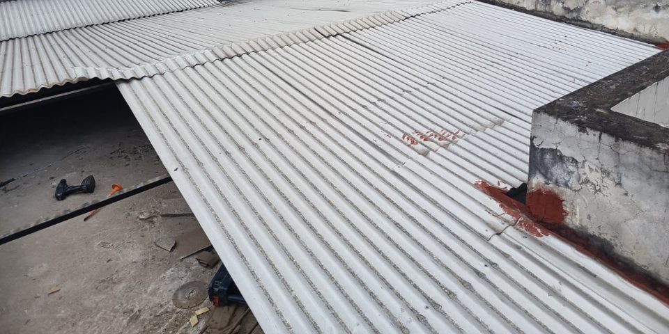 Techo de chapas onduladas en proceso de retiro sobre una azotea