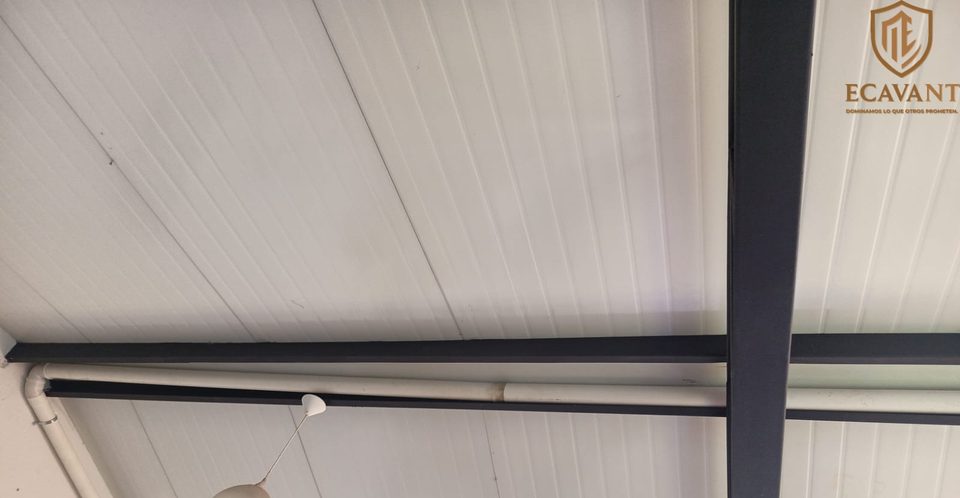 Caño de PVC para cableado fijado bajo el cielorraso, paralelo a una viga metálica
