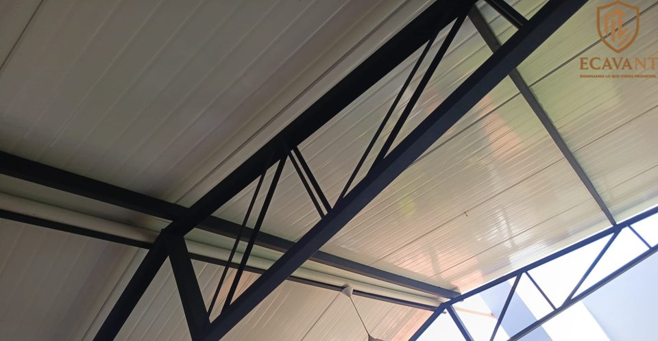 Caño de PVC para cableado sujeto bajo el techo, a lo largo de una estructura metálica reticulada