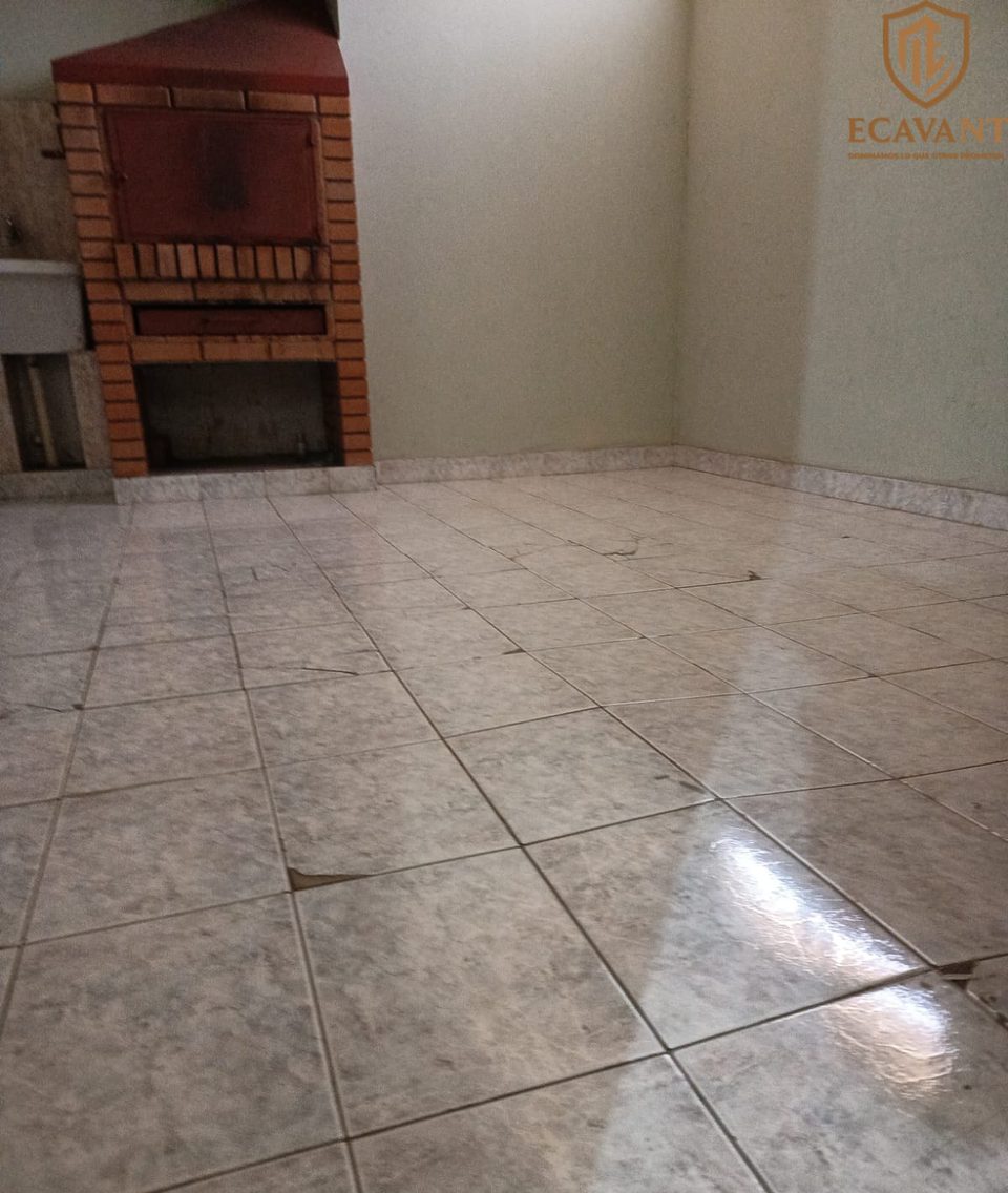 Quincho con piso de baldosas viejas y rotas, antes de la obra