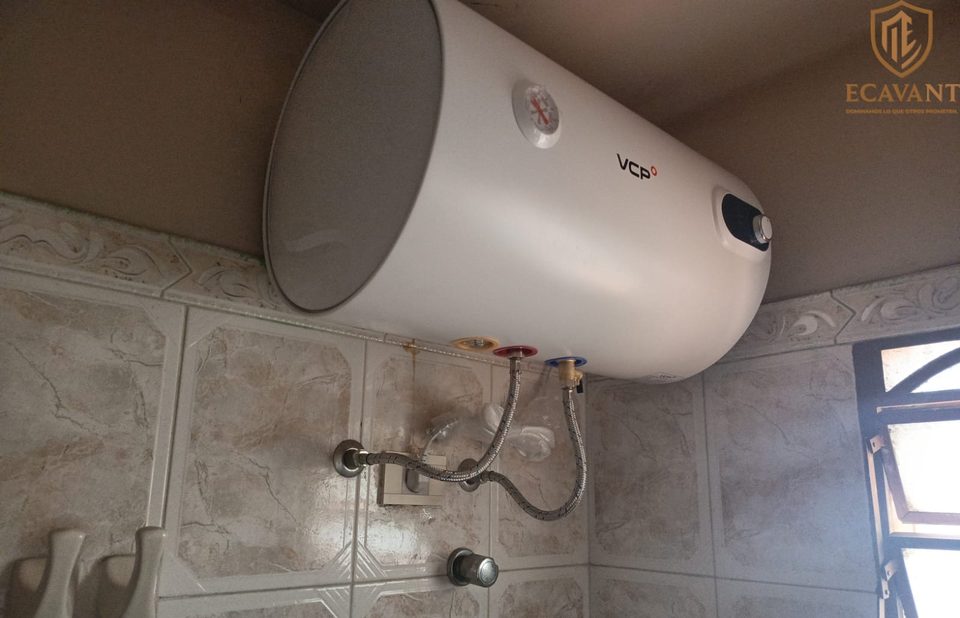 Termocalefón nuevo instalado con sus conexiones flexibles de agua fría y caliente