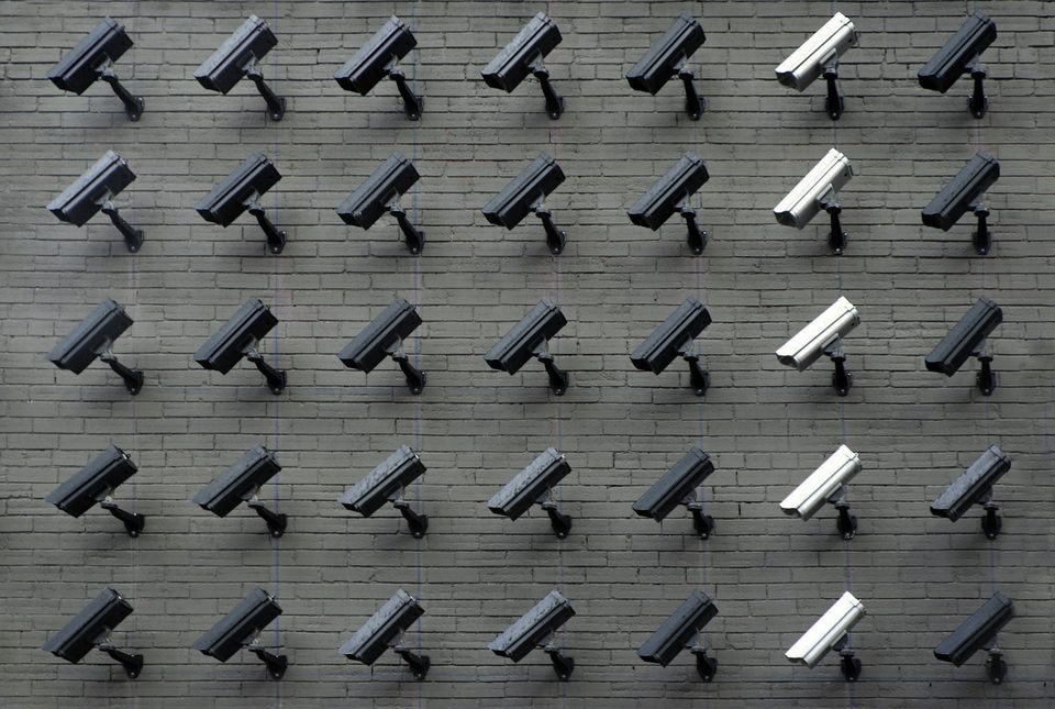 Varias cámaras de seguridad montadas en una pared de ladrillos