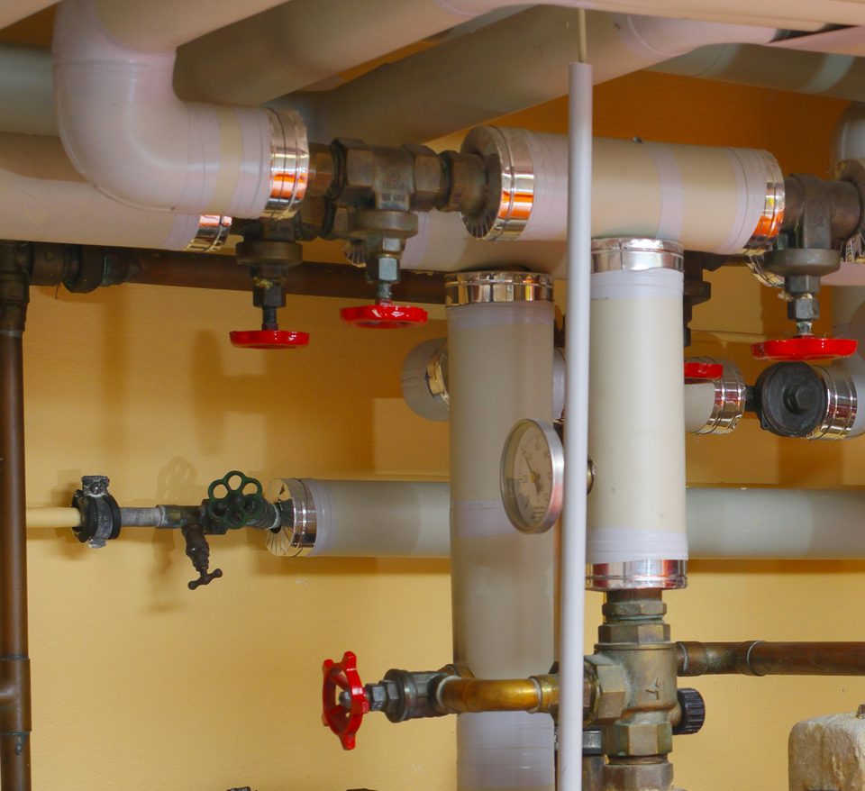 Cañerías, válvulas y manómetro de una instalación de agua