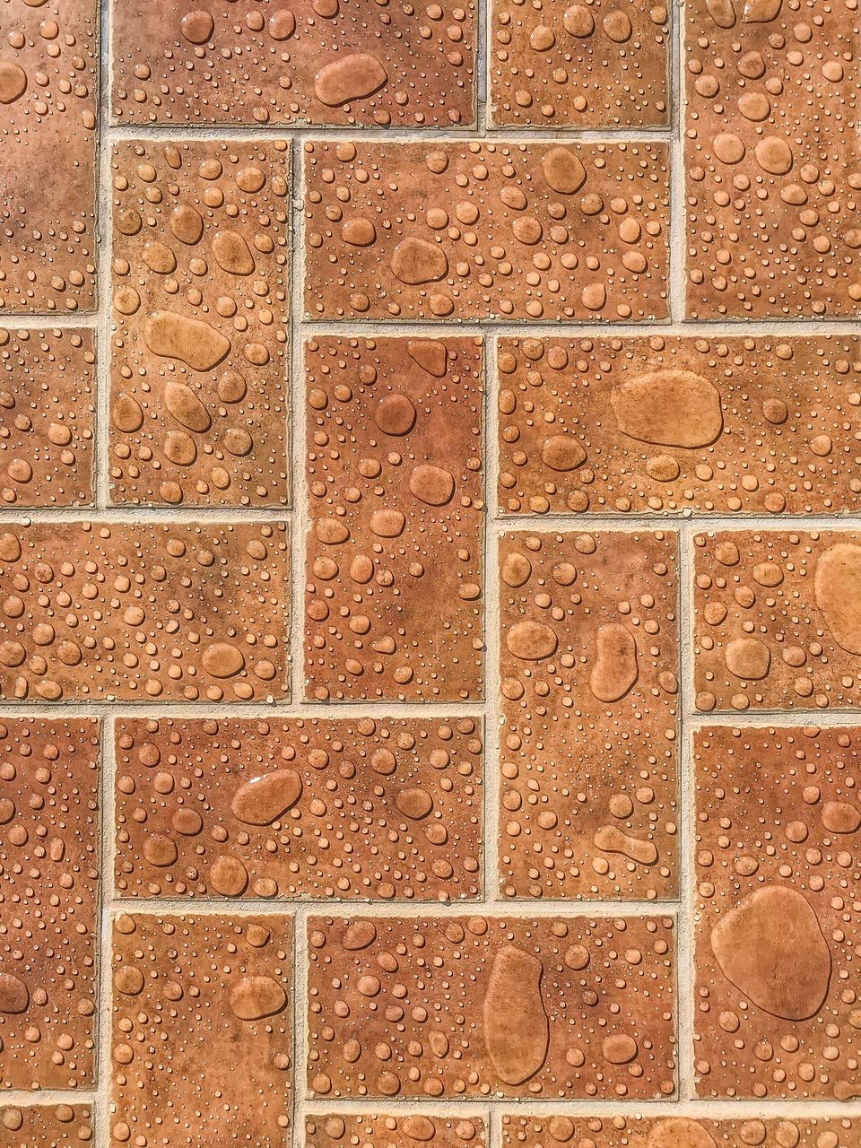 Gotas de agua sobre un piso de baldosas cerámicas